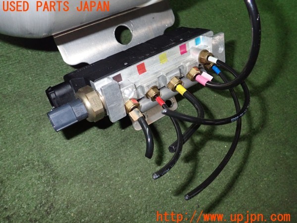 3UPJ=9237460401]ジャガー XJ XJ8 3.5(J72RA X350)純正 2W93-5B696-AF エアサスタンク ソレノイドバルブブロック付き 中古_3