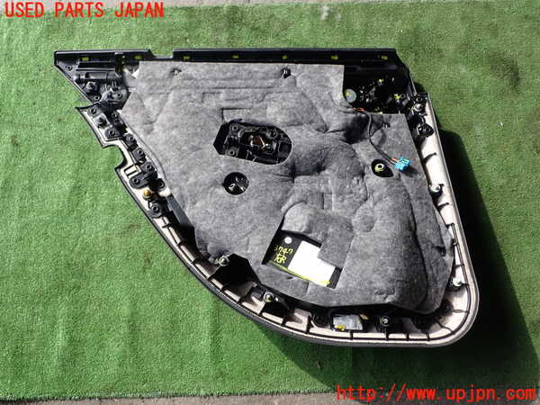 1UPJ-9237471294]ベンツ C220 d(205014)(W205)右後ドア内張り 中古_5