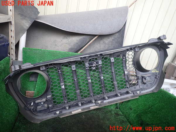1UPJ-9237531050]ジープ・ラングラー アンリミテッド(JL20L)ラジエターグリル 中古_3