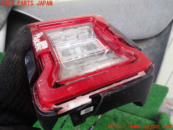 1UPJ-9237531530]ジープ・ラングラー アンリミテッド(JL20L)右テールランプ ジャンク_2