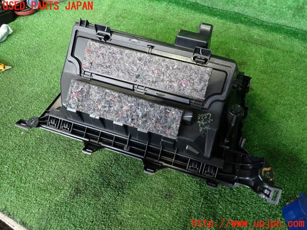 2UPJ-9237577516]クラウン ハイブリッド(AZSH20)グローブボックス1 中古_3