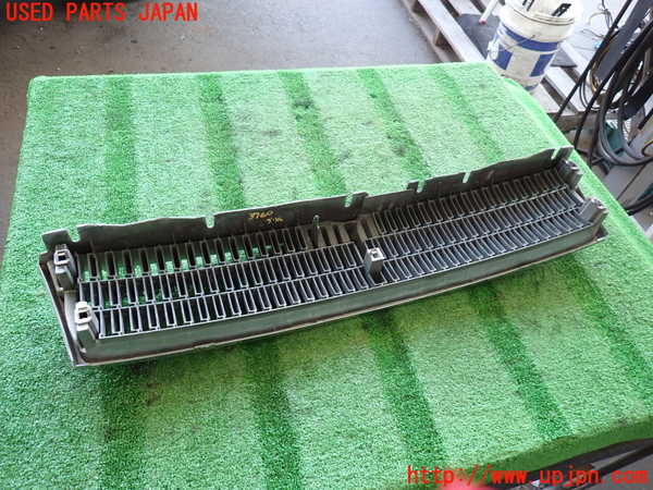 2UPJ-9237601050]グロリア シーマ(セドリック シーマ)(FPAY31)ラジエターグリル 中古_4