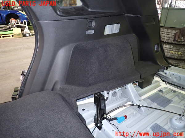 1UPJ-9237637675]キャデラック・XT5(C1UL)右リアピラートリム 中古_3