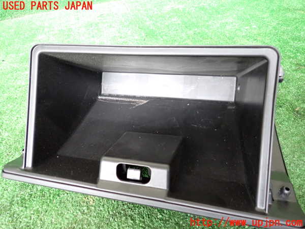 1UPJ-9237647516]ジムニー(JB64W)グローブボックス1 中古_3