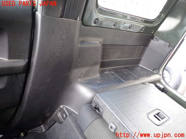 1UPJ-9237647675]ジムニー(JB64W)右リアピラートリム 中古_2