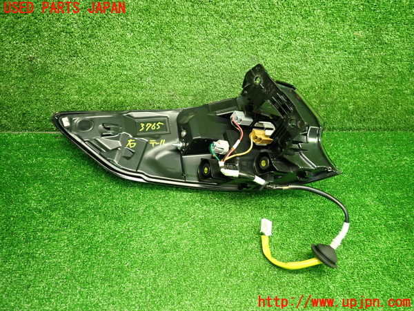 1UPJ-9237651530]カローラ ツーリング ハイブリッド(ZWE219W)右テールランプ 中古_3