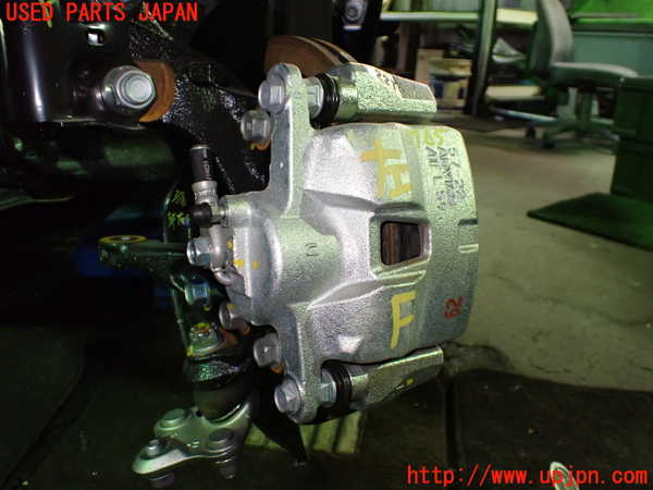 1UPJ-9237654085]カローラ ツーリング ハイブリッド(ZWE219W)左フロントキャリパー 中古_2
