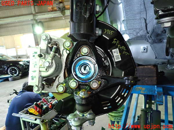 1UPJ-9237654290]カローラ ツーリング ハイブリッド(ZWE219W)右フロントナックルハブ 中古_2