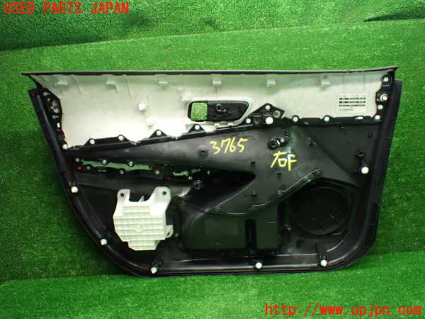 1UPJ-9237651234]カローラ ツーリング ハイブリッド(ZWE219W)右前ドア内張り 中古_4