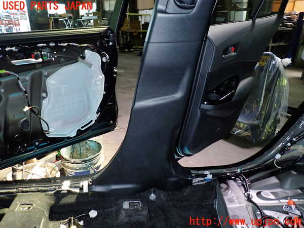 1UPJ-9237657665]カローラ ツーリング ハイブリッド(ZWE219W)右センターピラートリム 中古_3