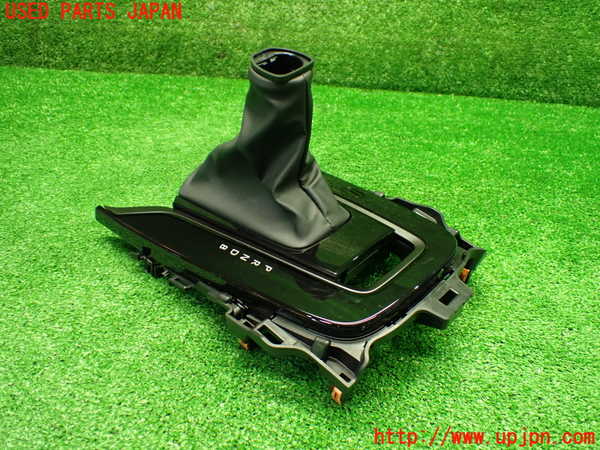 1UPJ-9237657575]カローラ ツーリング ハイブリッド(ZWE219W)シフトブーツ 中古_2