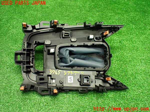 1UPJ-9237657575]カローラ ツーリング ハイブリッド(ZWE219W)シフトブーツ 中古_4