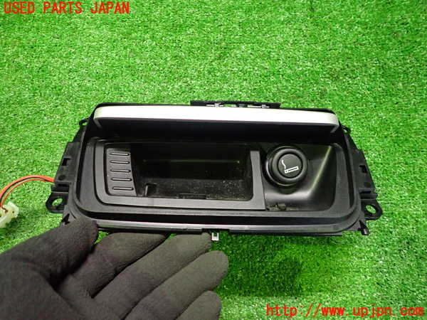 2UPJ-9237687821]BMW 320i ツーリング(US20)灰皿1 中古_2