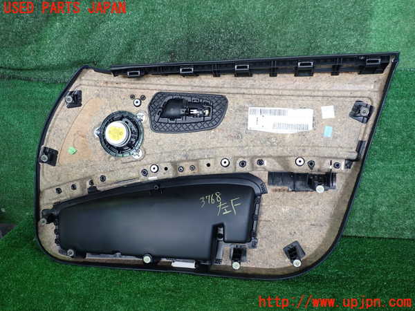 2UPJ-9237681264]BMW 320i ツーリング(US20)左前ドア内張り 中古_3