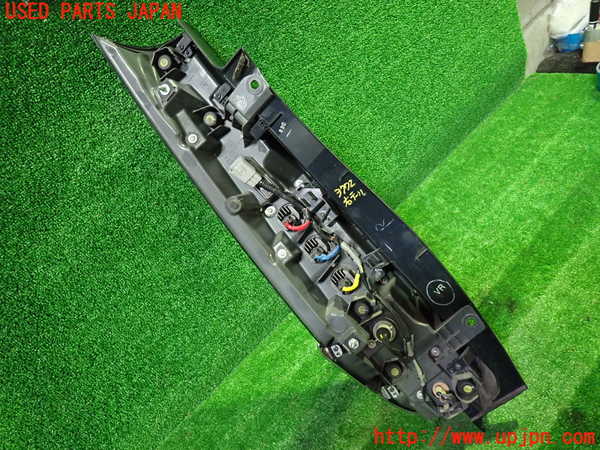 1UPJ-9237721530]ヴォクシーハイブリッド(ノアハイブリッド)(ZWR80G)右テールランプ 中古_2