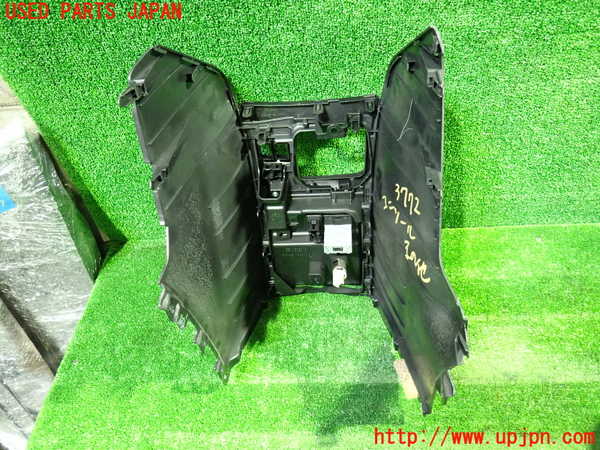 1UPJ-9237727549]ヴォクシーハイブリッド(ノアハイブリッド)(ZWR80G)コンソール 中古_3