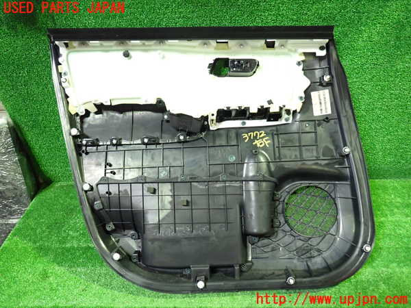 1UPJ-9237721234]ヴォクシーハイブリッド(ノアハイブリッド)(ZWR80G)右前ドア内張り 中古_4