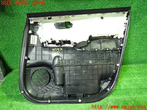 1UPJ-9237721264]ヴォクシーハイブリッド(ノアハイブリッド)(ZWR80G)左前ドア内張り 中古_4