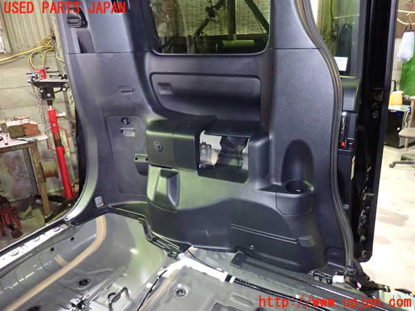 1UPJ-9237727680]ヴォクシーハイブリッド(ノアハイブリッド)(ZWR80G)左リアピラートリム 中古_4