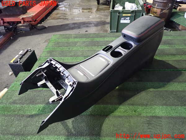 2UPJ-9237767540]ベンツ CLA180 C117(117342)センターコンソール 中古_2