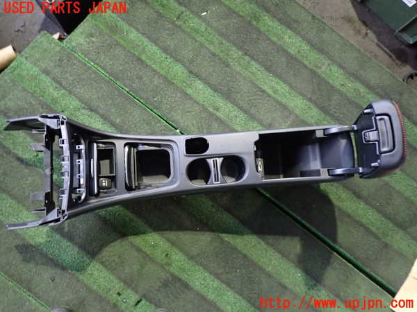 2UPJ-9237767540]ベンツ CLA180 C117(117342)センターコンソール 中古_4