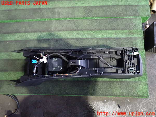 2UPJ-9237767540]ベンツ CLA180 C117(117342)センターコンソール 中古_5