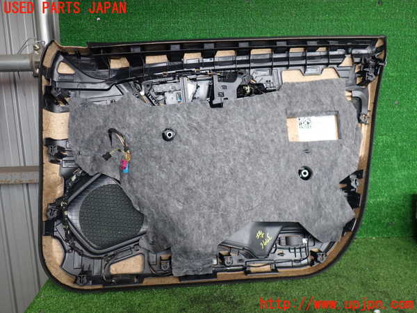 2UPJ-9237761264]ベンツ CLA180 C117(117342)左前ドア内張り 中古_3