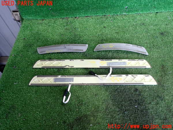 2UPJ-9237767740]ベンツ CLA180 C117(117342)スカッフプレート 中古_2