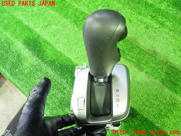 1UPJ-9237877555]ストリーム(RN8)ATシフトレバー 中古_4