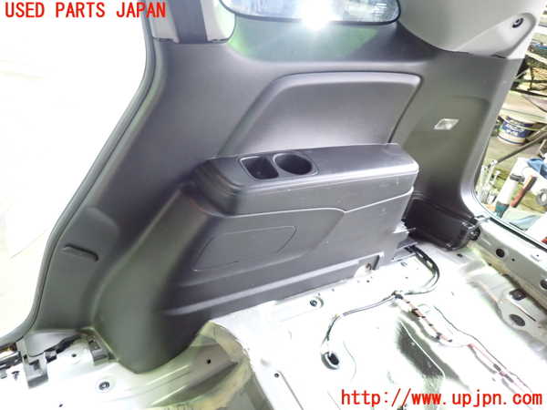 1UPJ-9237877675]ストリーム(RN8)右リアピラートリム 中古_4