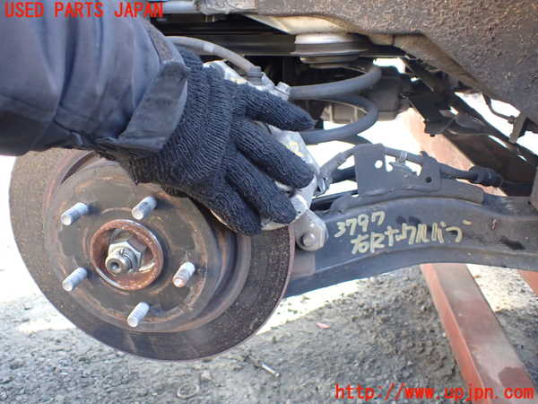 1UPJ-9237974300]セレナ(NC28 C28系)右リアナックルハブ 中古_2