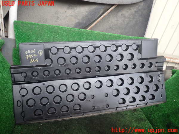 1UPJ-9238067771]パジェロ(V75W)ラゲッジトレイ1 中古_2