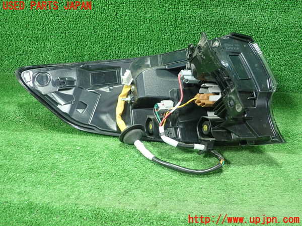 1UPJ-9238131530]カローラ ツーリング(MZEA17W)右テールランプ 中古_4