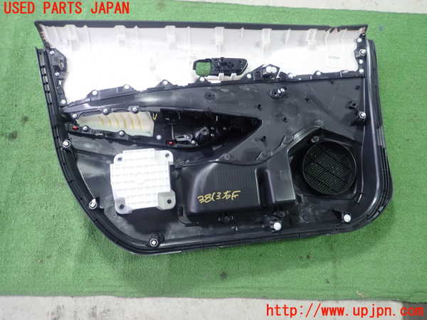 1UPJ-9238131234]カローラ ツーリング(MZEA17W)右前ドア内張り 中古_3