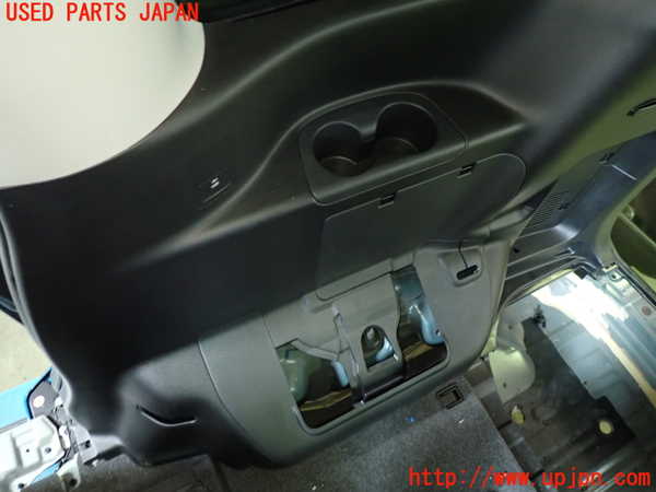 1UPJ-9238147675]セレナ(FNC28)右リアピラートリム 中古_3