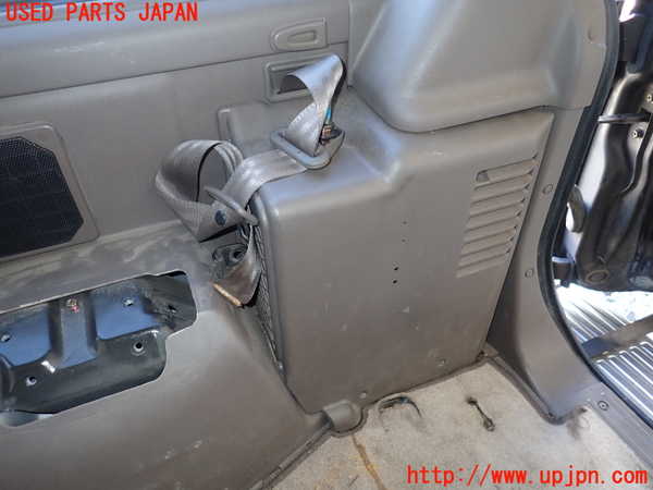 1UPJ-9238167675]パジェロ(V45W)右リアピラートリム 中古_5