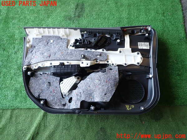 1UPJ-9238181234]プリウス(MXWH60)右前ドア内張り 中古_4