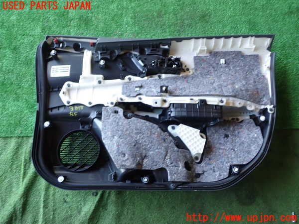 1UPJ-9238181264]プリウス(MXWH60)左前ドア内張り 中古_4