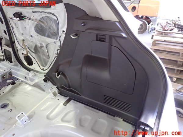 2UPJ-9238207675]スイフトスポーツ(ZC33S)右リアピラートリム 中古_4