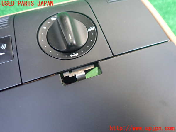 2UPJ-9238236411]ポルシェ・カイエン ターボ(9PA50A)ルームランプ1 (1列目真中) 中古_2