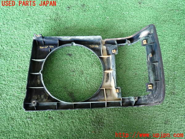 2UPJ-9238241140]ランクル60系(HJ61V)右ヘッドライトリム ジャンク_3