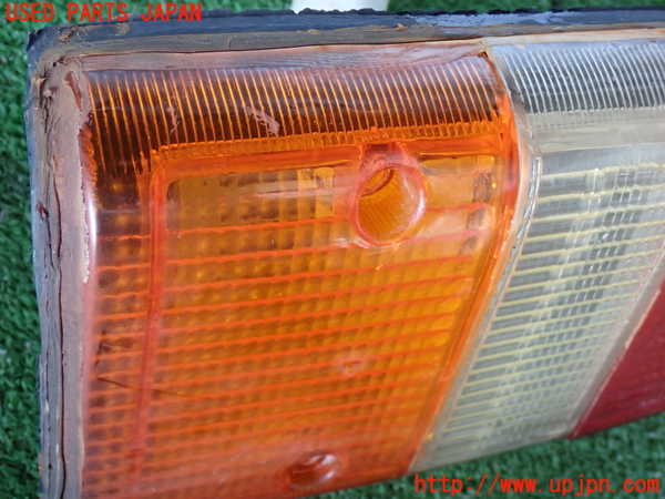 2UPJ-9238241530]ランクル60系(HJ61V)右テールランプ ジャンク_3