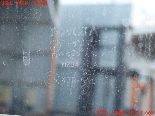 2UPJ-9238251380]ランクル80系(FZJ80G)右クォーターガラス 中古 ASAHI M284 43R-00034_2