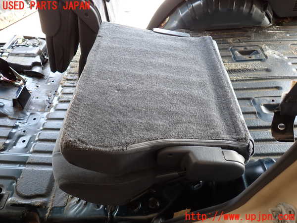 2UPJ-9238257175]ランクル80系(FZJ80G)左2列目シート 中古_4