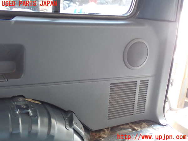 2UPJ-9238257675]ランクル80系(FZJ80G)右リアピラートリム 中古_3