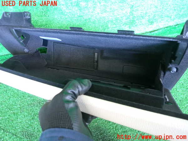 2UPJ-9238267516]BMW 740i(YA30)グローブボックス1 中古 (F01)_3