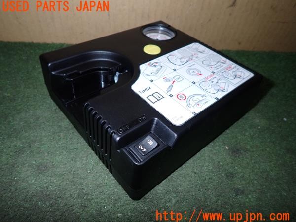 3UPJ=9238270625]BMW M135i(1B30 F20)前期 純正 6 794 839 パンク修理キット エアコンプレッサー・ホルダーのみ 中古_3