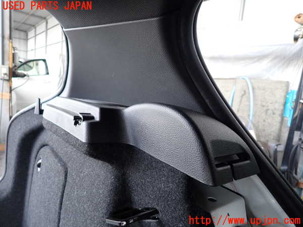 2UPJ-9238277680]BMW M135i(1B30)左リアピラートリム 中古_3