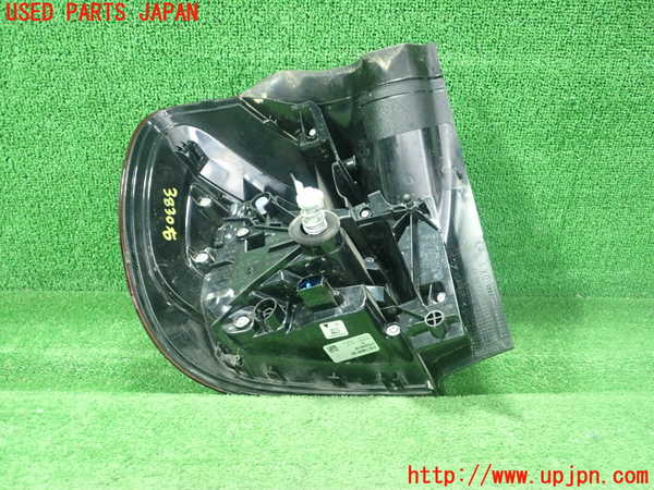 1UPJ-9238301530]ベンツ GLA180 X156(156942)右テールランプ 中古_3