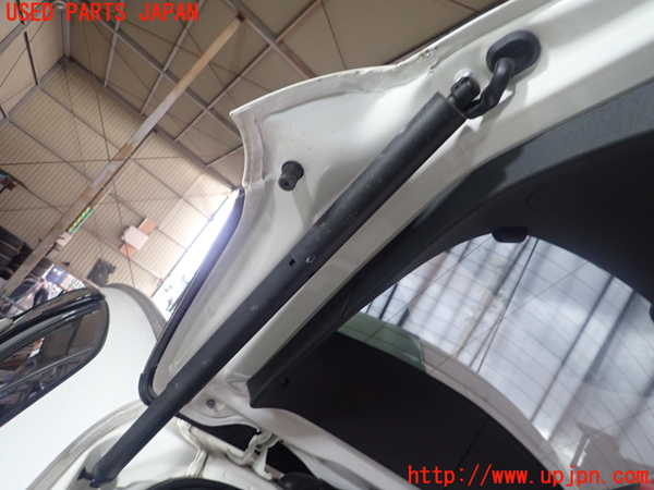 1UPJ-9238301584]ベンツ GLA180 X156(156942)リアゲートダンパー 中古_2